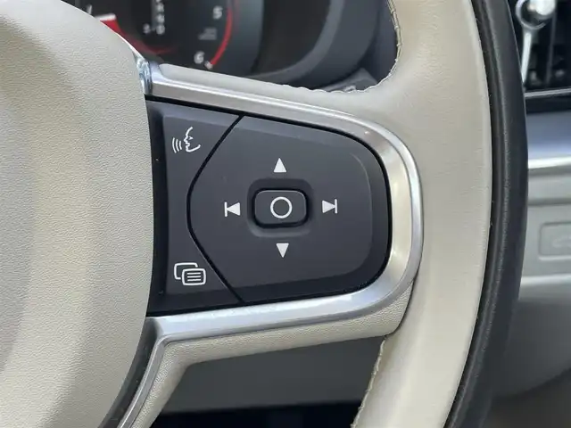 ボルボ ＸＣ６０ D4 AWD モーメンタム 東京都 2020(令2)年 2.1万km パール レザーシート/シートヒーター/パワーシート/パワーバックドア/オプションカラー：クリスタルホワイトパール/ステアリングヒーター/純正ナビゲーション/フルセグTV/CD/USB/Bluetooth/360度カメラ/ACC/ETC/レーンキープアシスト/ブラインドスポットモニター/自動駐車/コーナリングライト/パーキングアシスト/アイドリングストップ/CTA