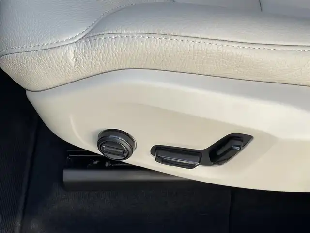 ボルボ ＸＣ６０ D4 AWD モーメンタム 東京都 2020(令2)年 2.1万km パール レザーシート/シートヒーター/パワーシート/パワーバックドア/オプションカラー：クリスタルホワイトパール/ステアリングヒーター/純正ナビゲーション/フルセグTV/CD/USB/Bluetooth/360度カメラ/ACC/ETC/レーンキープアシスト/ブラインドスポットモニター/自動駐車/コーナリングライト/パーキングアシスト/アイドリングストップ/CTA