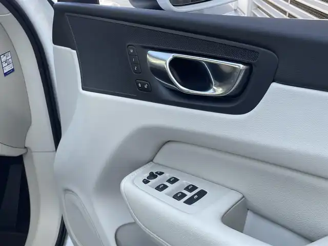 ボルボ ＸＣ６０ D4 AWD モーメンタム 東京都 2020(令2)年 2.1万km パール レザーシート/シートヒーター/パワーシート/パワーバックドア/オプションカラー：クリスタルホワイトパール/ステアリングヒーター/純正ナビゲーション/フルセグTV/CD/USB/Bluetooth/360度カメラ/ACC/ETC/レーンキープアシスト/ブラインドスポットモニター/自動駐車/コーナリングライト/パーキングアシスト/アイドリングストップ/CTA