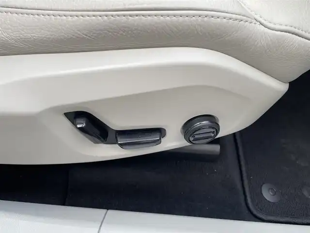 ボルボ ＸＣ６０ D4 AWD モーメンタム 東京都 2020(令2)年 2.1万km パール レザーシート/シートヒーター/パワーシート/パワーバックドア/オプションカラー：クリスタルホワイトパール/ステアリングヒーター/純正ナビゲーション/フルセグTV/CD/USB/Bluetooth/360度カメラ/ACC/ETC/レーンキープアシスト/ブラインドスポットモニター/自動駐車/コーナリングライト/パーキングアシスト/アイドリングストップ/CTA