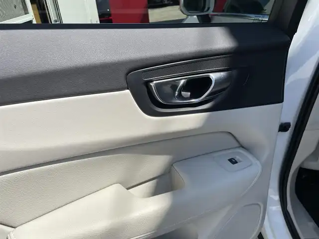 ボルボ ＸＣ６０ D4 AWD モーメンタム 東京都 2020(令2)年 2.1万km パール レザーシート/シートヒーター/パワーシート/パワーバックドア/オプションカラー：クリスタルホワイトパール/ステアリングヒーター/純正ナビゲーション/フルセグTV/CD/USB/Bluetooth/360度カメラ/ACC/ETC/レーンキープアシスト/ブラインドスポットモニター/自動駐車/コーナリングライト/パーキングアシスト/アイドリングストップ/CTA
