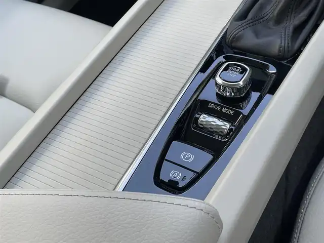 ボルボ ＸＣ６０ D4 AWD モーメンタム 東京都 2020(令2)年 2.1万km パール レザーシート/シートヒーター/パワーシート/パワーバックドア/オプションカラー：クリスタルホワイトパール/ステアリングヒーター/純正ナビゲーション/フルセグTV/CD/USB/Bluetooth/360度カメラ/ACC/ETC/レーンキープアシスト/ブラインドスポットモニター/自動駐車/コーナリングライト/パーキングアシスト/アイドリングストップ/CTA