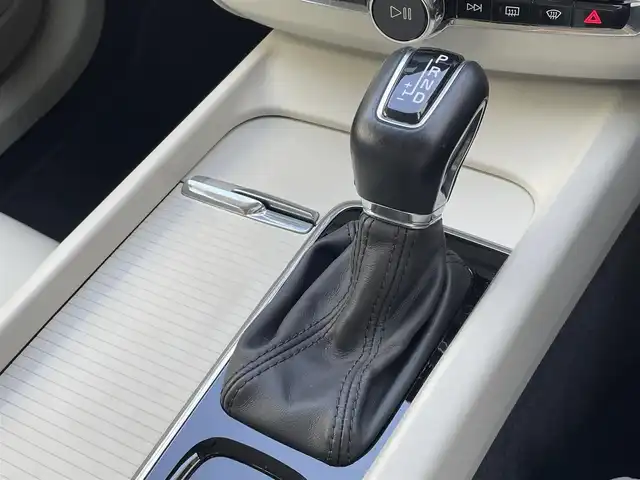 ボルボ ＸＣ６０ D4 AWD モーメンタム 東京都 2020(令2)年 2.1万km パール レザーシート/シートヒーター/パワーシート/パワーバックドア/オプションカラー：クリスタルホワイトパール/ステアリングヒーター/純正ナビゲーション/フルセグTV/CD/USB/Bluetooth/360度カメラ/ACC/ETC/レーンキープアシスト/ブラインドスポットモニター/自動駐車/コーナリングライト/パーキングアシスト/アイドリングストップ/CTA