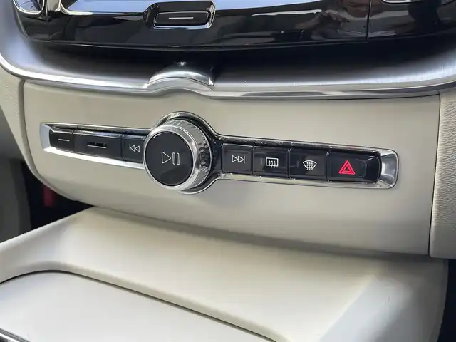 ボルボ ＸＣ６０ D4 AWD モーメンタム 東京都 2020(令2)年 2.1万km パール レザーシート/シートヒーター/パワーシート/パワーバックドア/オプションカラー：クリスタルホワイトパール/ステアリングヒーター/純正ナビゲーション/フルセグTV/CD/USB/Bluetooth/360度カメラ/ACC/ETC/レーンキープアシスト/ブラインドスポットモニター/自動駐車/コーナリングライト/パーキングアシスト/アイドリングストップ/CTA