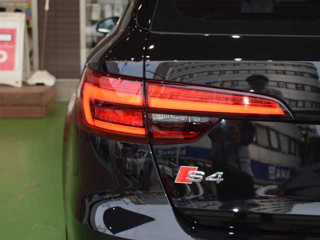 アウディ Ｓ４ アバント 神奈川県 2017(平29)年 5.2万km ミトスブラックメタリック マトリクスLEDヘッドライトパッケージ/ワンオーナー/マトリクスLEDヘッドライトパッケージ/・マトリクスLEDヘッドライト／/ダイナミックターンインジケーター（フロント）/・ LEDリヤコンビネーションライト／/ダイナミックターンインジケーター（リヤ）/・ヘッドライトウォッシャー/純正HDDナビ(DVD/フルセグTV/Bluetooth/USB)/バックカメラ/ビルトインETC/前後ドライブレコーダー/レザーシート/前席パワーシートヒーター/純正18インチアルミホイール/スマートキー/パドルシフト/取扱説明書/保証書/スペアキー1本