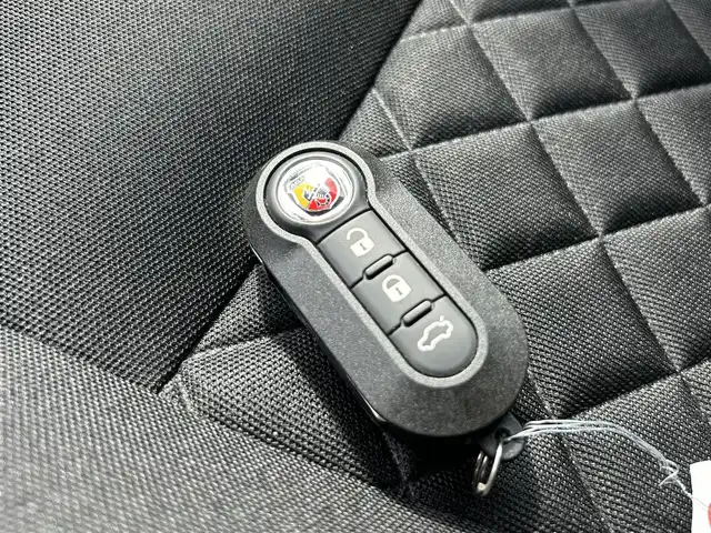 アバルト ５９５ 栃木県 2021(令3)年 1.5万km Gligio Campovolo 左ハンドル/Ｂｌｕｅｔｏｏｔｈ接続/ディスプレイオーディオ/スポーツシート/パワーウィンドウ/５速ＭＴ/ＡＢＳ/横滑り防止装置/純正１６インチＡＷ/ダブル／サイドエアバッグ