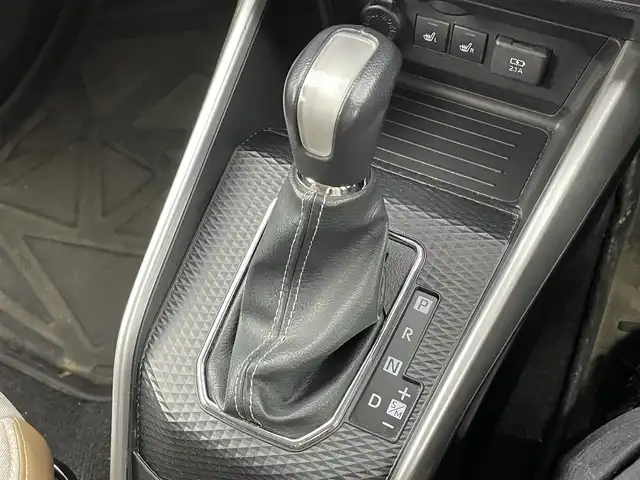 トヨタ ライズ Z 福井県 2021(令3)年 6.5万km ナチュラルベージュマイカM ４WD/純正９型ナビ　/型式：ＮＳＺＴ－Ｙ６８Ｔ /【AM/FM/CD/DVD/Bluetooth/フルセグTV】/全方位カメラ/ビルトインETC/シートヒーター（運転席/助手席）/オートライト/LEDヘッドライド/フロントフォグランプ/プッシュスタート/スマートキー/衝突軽減ブレーキ/クルーズコントロール（追従有）/レーンキープアシスト/社外シートカバー /前後コーナーセンサー