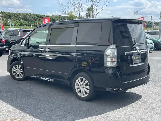 トヨタ ヴォクシー ZS 千葉県 2010(平22)年 10.4万km ブラック ユーザー買取車両/社外ナビ(AVN-LS01W)/・フルセグ/BT/DVD/CD/両側パワースライドドア/ETC/純正フロアマット/純正16インチAW