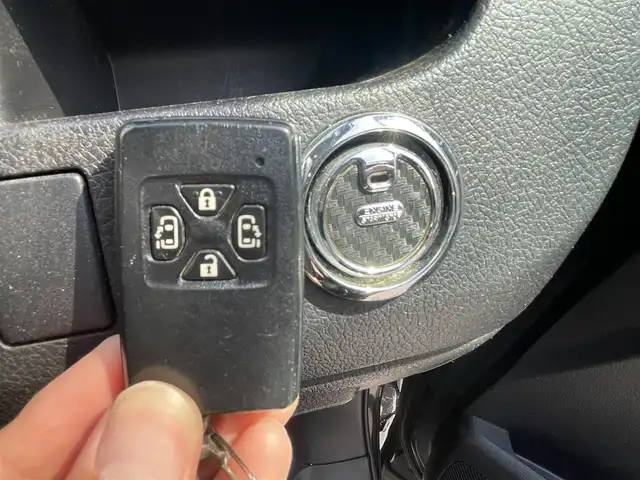 トヨタ ヴォクシー ZS 千葉県 2010(平22)年 10.4万km ブラック ユーザー買取車両/社外ナビ(AVN-LS01W)/・フルセグ/BT/DVD/CD/両側パワースライドドア/ETC/純正フロアマット/純正16インチAW