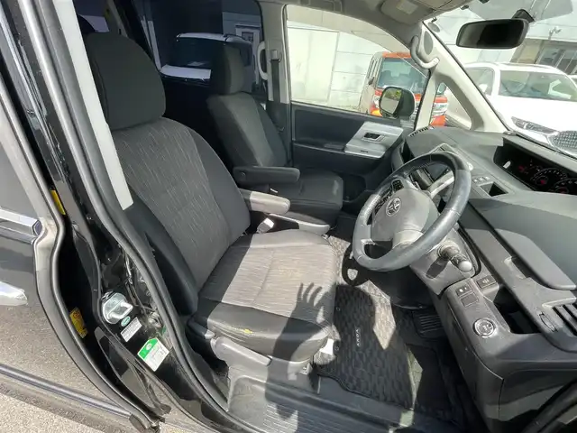 トヨタ ヴォクシー ZS 千葉県 2010(平22)年 10.4万km ブラック ユーザー買取車両/社外ナビ(AVN-LS01W)/・フルセグ/BT/DVD/CD/両側パワースライドドア/ETC/純正フロアマット/純正16インチAW