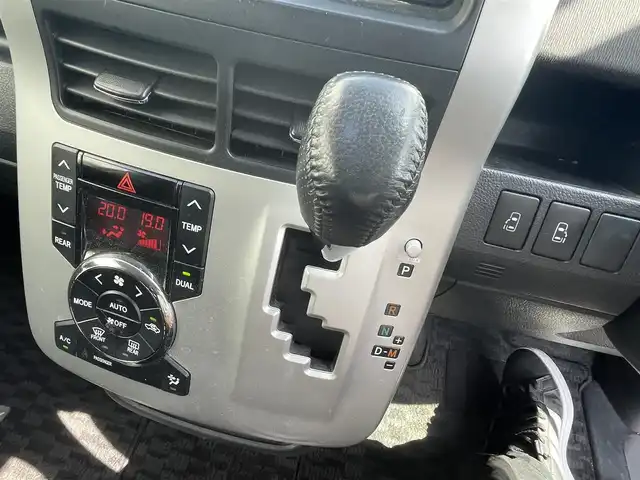 トヨタ ヴォクシー ZS 千葉県 2010(平22)年 10.4万km ブラック ユーザー買取車両/社外ナビ(AVN-LS01W)/・フルセグ/BT/DVD/CD/両側パワースライドドア/ETC/純正フロアマット/純正16インチAW