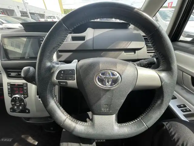 トヨタ ヴォクシー ZS 千葉県 2010(平22)年 10.4万km ブラック ユーザー買取車両/社外ナビ(AVN-LS01W)/・フルセグ/BT/DVD/CD/両側パワースライドドア/ETC/純正フロアマット/純正16インチAW