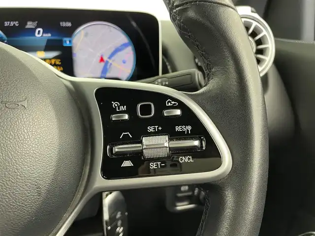 メルセデス・ベンツ ＧＬＢ２００ｄ 大分県 2020(令2)年 5.3万km デジタルホワイト アクティブレーンキーピングアシスト/アクティブブレーキアシスト/ブラインドスポットアシスト/レーダークルーズコントロール/スライディングルーフ/純正ナビ/(AM/FM/TV/USB/BT)/全方位カメラ/前方ドライブレコーダー/前席パワーシート/（ポジションメモリー付き）/前席シートヒーター/電動リアゲート/7人乗り/プッシュスタート/スマートキー/オートライト/LEDヘッドライト/純正フロアマット/純正20インチアルミホイール/保証書・取扱説明書