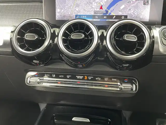 メルセデス・ベンツ ＧＬＢ２００ｄ 大分県 2020(令2)年 5.3万km デジタルホワイト アクティブレーンキーピングアシスト/アクティブブレーキアシスト/ブラインドスポットアシスト/レーダークルーズコントロール/スライディングルーフ/純正ナビ/(AM/FM/TV/USB/BT)/全方位カメラ/前方ドライブレコーダー/前席パワーシート/（ポジションメモリー付き）/前席シートヒーター/電動リアゲート/7人乗り/プッシュスタート/スマートキー/オートライト/LEDヘッドライト/純正フロアマット/純正20インチアルミホイール/保証書・取扱説明書