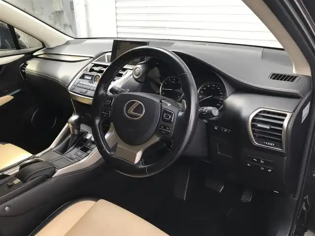 レクサス ＮＸ 200t Iパッケージ 和歌山県 2016(平28)年 8万km グラファイトブラックガラスフレーク 純正メモリナビ/　TV/BT/DVD/FM/AM/アラウンドビューモニター/L tex(合皮）シート/サンルーフ/運転席＆助手席/ シートヒーター＆パワーシート/ステアリングヒーター/プリクラッシュセーフティー/ブラインドスポットモニター/レーダークルーズコントロール/コーナーセンサー/純正18インチアルミホイール/オートライト/オートハイビーム/角形3眼LEDヘッドライト/LEDフォグランプ/ETC車載器/スペアキーX1（カードキー）/プッシュスタート/取扱説明書/保証書