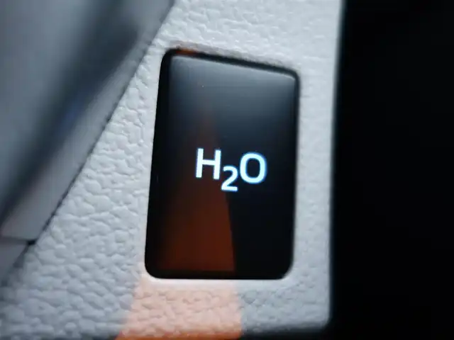 トヨタ ＭＩＲＡＩ 静岡県 2016(平28)年 3.4万km ピュアブルーメタリック 2トーン 水素自動車/法人ワンオーナー／禁煙車/車検R9年2月25日/トヨタセーフティセンス/　・プリクラッシュセーフティ/　・レーダークルーズコントロール/　・レーンキープシスト/　・オートマチックハイビーム/BSM/クリアランスソナー／バックソナー/純正9インチSDナビ（DSZT-YB4Y）/　CD/DVD/SD/BT/USB/VTR/フルセグTV/バックカメラ/ビルトインETC/前方ドライブレコーダー（DC-DR410）/置くだけ充電/前席パワーシート／運転席シートメモリー/前席シートヒーター/プッシュスタート／スマートキー/LEDヘッドライト/取扱説明書／保証書/純正フロアマット／ドアバイザー