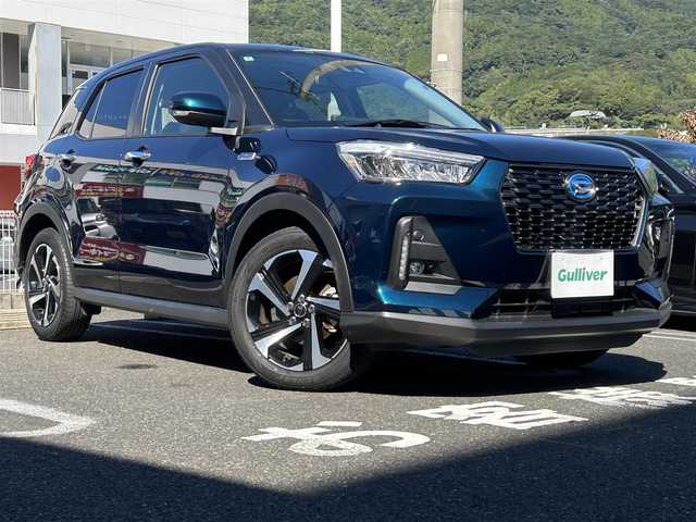 ダイハツ ロッキー プレミアム G HEV 長崎県 2022(令4)年 3.2万km レーザーブルークリスタルシャイン ・純正SDナビ（AM/FM/BT/CD/DVD/フルセグTV）/・スマートアシスト/・フロアマット/・BSM/・電子サイドブレーキ/・全方位モニター/・RCTA/・S-PDL/・ステアリングスイッチ/・ビルトインETC/・電格ウィンカーミラー/・追従クルーズコントロール/・前方ドライブレコーダー/・前席シートヒーター/・革調シートカバー