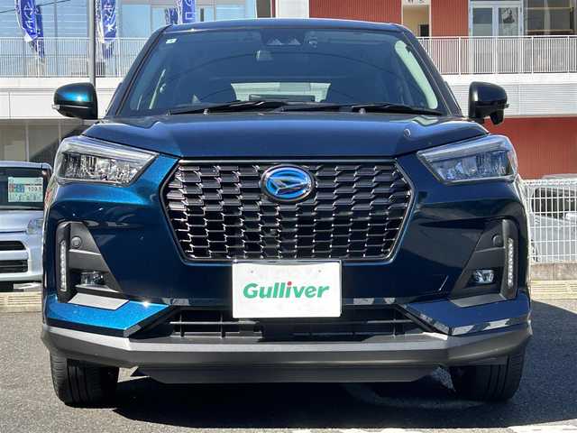 ダイハツ ロッキー プレミアム G HEV 長崎県 2022(令4)年 3.2万km レーザーブルークリスタルシャイン ・純正SDナビ（AM/FM/BT/CD/DVD/フルセグTV）/・スマートアシスト/・フロアマット/・BSM/・電子サイドブレーキ/・全方位モニター/・RCTA/・S-PDL/・ステアリングスイッチ/・ビルトインETC/・電格ウィンカーミラー/・追従クルーズコントロール/・前方ドライブレコーダー/・前席シートヒーター/・革調シートカバー