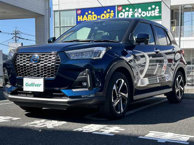 ダイハツ ロッキー プレミアム G HEV 長崎県 2022(令4)年 3.2万km レーザーブルークリスタルシャイン ・純正SDナビ（AM/FM/BT/CD/DVD/フルセグTV）/・スマートアシスト/・フロアマット/・BSM/・電子サイドブレーキ/・全方位モニター/・RCTA/・S-PDL/・ステアリングスイッチ/・ビルトインETC/・電格ウィンカーミラー/・追従クルーズコントロール/・前方ドライブレコーダー/・前席シートヒーター/・革調シートカバー