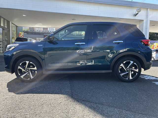 ダイハツ ロッキー プレミアム G HEV 長崎県 2022(令4)年 3.2万km レーザーブルークリスタルシャイン ・純正SDナビ（AM/FM/BT/CD/DVD/フルセグTV）/・スマートアシスト/・フロアマット/・BSM/・電子サイドブレーキ/・全方位モニター/・RCTA/・S-PDL/・ステアリングスイッチ/・ビルトインETC/・電格ウィンカーミラー/・追従クルーズコントロール/・前方ドライブレコーダー/・前席シートヒーター/・革調シートカバー