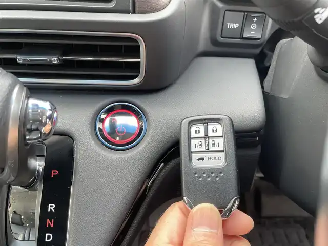 ホンダ オデッセイ ハイブリッド e:HEVアブソルート EX 埼玉県 2021(令3)年 3.9万km プラチナホワイトパール /ワンオーナー//純正10型メモリナビ//フルセグTV//全方位カメラ//フリップダウンモニター//CD/DVD/Bluetooth//両側パワースライドドア//パワーバックドア//アダプティブクルーズコントロール//ビルトインETC2.0//スマートキーx2//LEDヘッドライト/LEDフォグ//前2席パワーシート&シートヒータ//2ndシート オットマン//ハーフレザーシート//CMBS 衝突軽減ブレーキ//LKAS 車線維持支援システム//ブラインドスポットインフォメーション//W.サイド.カーテンエアバッグ//ABS/横滑り防止装置//アドバンスドルームミラー//オートライト//革巻きステアリング//プライバシーガラス//ドアバイザー//純正18インチAW//新車時保証書//取扱説明書//ナビ取説