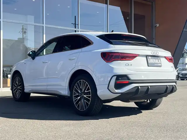 アウディ Ｑ３ SB 35TDIクワトロ Sライン 岐阜県 2021(令3)年 0.4万km パール 純正MMIナビゲーション/　Bluetooth　AM　FM/ベーシックパッケージ/・シートヒーター　フロント/・シート電動調整機能　フロント/・ステアリングホイール3スポークレザー/・マルチファンクションパドルシフトフラットボトム/・オートマチックテールゲート/・アウディホールドアシスト/・ランバーサポート4ウェイ　フロント/アシスタンスパッケージ/・アダプティブクルーズアシスト/・エマージェンシーアシスト/・ハイビームアシスト/・サイドアシスト/・リヤクロストラフィックアシスト/テクノロジーパッケージ/・スマートフォンインターフェース/・ワイヤレスチャージング/リアビューカメラ/サラウンドビューカメラ/LEDヘッドライト/純正19インチAW