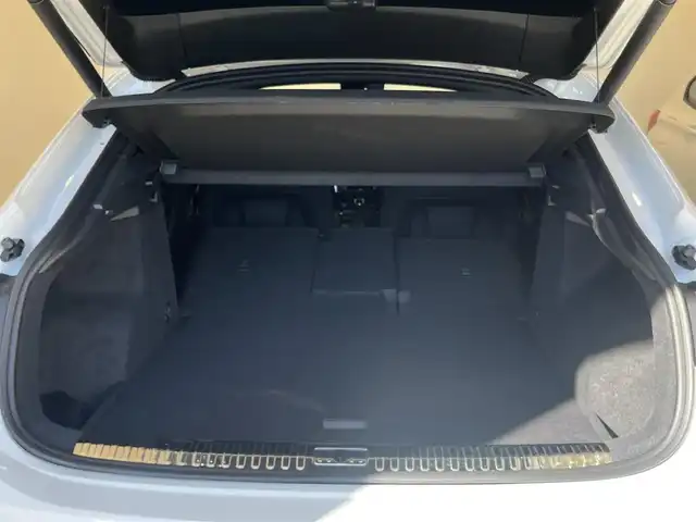 アウディ Ｑ３ SB 35TDIクワトロ Sライン 岐阜県 2021(令3)年 0.4万km パール 純正MMIナビゲーション/　Bluetooth　AM　FM/ベーシックパッケージ/・シートヒーター　フロント/・シート電動調整機能　フロント/・ステアリングホイール3スポークレザー/・マルチファンクションパドルシフトフラットボトム/・オートマチックテールゲート/・アウディホールドアシスト/・ランバーサポート4ウェイ　フロント/アシスタンスパッケージ/・アダプティブクルーズアシスト/・エマージェンシーアシスト/・ハイビームアシスト/・サイドアシスト/・リヤクロストラフィックアシスト/テクノロジーパッケージ/・スマートフォンインターフェース/・ワイヤレスチャージング/リアビューカメラ/サラウンドビューカメラ/LEDヘッドライト/純正19インチAW