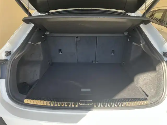 アウディ Ｑ３ SB 35TDIクワトロ Sライン 岐阜県 2021(令3)年 0.4万km パール 純正MMIナビゲーション/　Bluetooth　AM　FM/ベーシックパッケージ/・シートヒーター　フロント/・シート電動調整機能　フロント/・ステアリングホイール3スポークレザー/・マルチファンクションパドルシフトフラットボトム/・オートマチックテールゲート/・アウディホールドアシスト/・ランバーサポート4ウェイ　フロント/アシスタンスパッケージ/・アダプティブクルーズアシスト/・エマージェンシーアシスト/・ハイビームアシスト/・サイドアシスト/・リヤクロストラフィックアシスト/テクノロジーパッケージ/・スマートフォンインターフェース/・ワイヤレスチャージング/リアビューカメラ/サラウンドビューカメラ/LEDヘッドライト/純正19インチAW