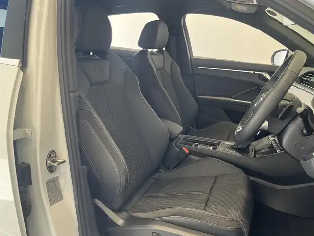 アウディ Ｑ３ SB 35TDIクワトロ Sライン 岐阜県 2021(令3)年 0.4万km パール 純正MMIナビゲーション/　Bluetooth　AM　FM/ベーシックパッケージ/・シートヒーター　フロント/・シート電動調整機能　フロント/・ステアリングホイール3スポークレザー/・マルチファンクションパドルシフトフラットボトム/・オートマチックテールゲート/・アウディホールドアシスト/・ランバーサポート4ウェイ　フロント/アシスタンスパッケージ/・アダプティブクルーズアシスト/・エマージェンシーアシスト/・ハイビームアシスト/・サイドアシスト/・リヤクロストラフィックアシスト/テクノロジーパッケージ/・スマートフォンインターフェース/・ワイヤレスチャージング/リアビューカメラ/サラウンドビューカメラ/LEDヘッドライト/純正19インチAW