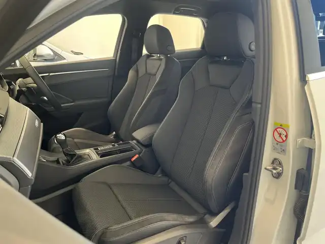 アウディ Ｑ３ SB 35TDIクワトロ Sライン 岐阜県 2021(令3)年 0.4万km パール 純正MMIナビゲーション/　Bluetooth　AM　FM/ベーシックパッケージ/・シートヒーター　フロント/・シート電動調整機能　フロント/・ステアリングホイール3スポークレザー/・マルチファンクションパドルシフトフラットボトム/・オートマチックテールゲート/・アウディホールドアシスト/・ランバーサポート4ウェイ　フロント/アシスタンスパッケージ/・アダプティブクルーズアシスト/・エマージェンシーアシスト/・ハイビームアシスト/・サイドアシスト/・リヤクロストラフィックアシスト/テクノロジーパッケージ/・スマートフォンインターフェース/・ワイヤレスチャージング/リアビューカメラ/サラウンドビューカメラ/LEDヘッドライト/純正19インチAW