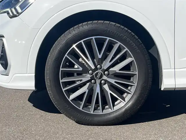 アウディ Ｑ３ SB 35TDIクワトロ Sライン 岐阜県 2021(令3)年 0.4万km パール 純正MMIナビゲーション/　Bluetooth　AM　FM/ベーシックパッケージ/・シートヒーター　フロント/・シート電動調整機能　フロント/・ステアリングホイール3スポークレザー/・マルチファンクションパドルシフトフラットボトム/・オートマチックテールゲート/・アウディホールドアシスト/・ランバーサポート4ウェイ　フロント/アシスタンスパッケージ/・アダプティブクルーズアシスト/・エマージェンシーアシスト/・ハイビームアシスト/・サイドアシスト/・リヤクロストラフィックアシスト/テクノロジーパッケージ/・スマートフォンインターフェース/・ワイヤレスチャージング/リアビューカメラ/サラウンドビューカメラ/LEDヘッドライト/純正19インチAW