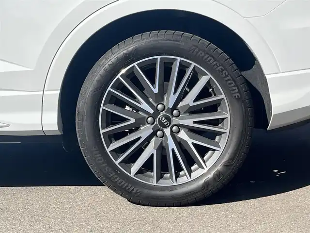 アウディ Ｑ３ SB 35TDIクワトロ Sライン 岐阜県 2021(令3)年 0.4万km パール 純正MMIナビゲーション/　Bluetooth　AM　FM/ベーシックパッケージ/・シートヒーター　フロント/・シート電動調整機能　フロント/・ステアリングホイール3スポークレザー/・マルチファンクションパドルシフトフラットボトム/・オートマチックテールゲート/・アウディホールドアシスト/・ランバーサポート4ウェイ　フロント/アシスタンスパッケージ/・アダプティブクルーズアシスト/・エマージェンシーアシスト/・ハイビームアシスト/・サイドアシスト/・リヤクロストラフィックアシスト/テクノロジーパッケージ/・スマートフォンインターフェース/・ワイヤレスチャージング/リアビューカメラ/サラウンドビューカメラ/LEDヘッドライト/純正19インチAW