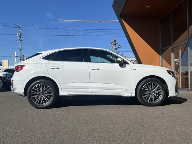 アウディ Ｑ３ SB 35TDIクワトロ Sライン 岐阜県 2021(令3)年 0.4万km パール 純正MMIナビゲーション/　Bluetooth　AM　FM/ベーシックパッケージ/・シートヒーター　フロント/・シート電動調整機能　フロント/・ステアリングホイール3スポークレザー/・マルチファンクションパドルシフトフラットボトム/・オートマチックテールゲート/・アウディホールドアシスト/・ランバーサポート4ウェイ　フロント/アシスタンスパッケージ/・アダプティブクルーズアシスト/・エマージェンシーアシスト/・ハイビームアシスト/・サイドアシスト/・リヤクロストラフィックアシスト/テクノロジーパッケージ/・スマートフォンインターフェース/・ワイヤレスチャージング/リアビューカメラ/サラウンドビューカメラ/LEDヘッドライト/純正19インチAW