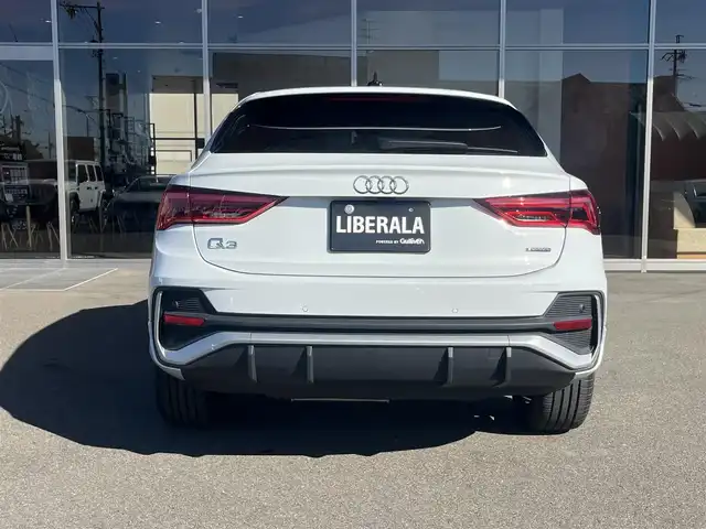 アウディ Ｑ３ SB 35TDIクワトロ Sライン 岐阜県 2021(令3)年 0.4万km パール 純正MMIナビゲーション/　Bluetooth　AM　FM/ベーシックパッケージ/・シートヒーター　フロント/・シート電動調整機能　フロント/・ステアリングホイール3スポークレザー/・マルチファンクションパドルシフトフラットボトム/・オートマチックテールゲート/・アウディホールドアシスト/・ランバーサポート4ウェイ　フロント/アシスタンスパッケージ/・アダプティブクルーズアシスト/・エマージェンシーアシスト/・ハイビームアシスト/・サイドアシスト/・リヤクロストラフィックアシスト/テクノロジーパッケージ/・スマートフォンインターフェース/・ワイヤレスチャージング/リアビューカメラ/サラウンドビューカメラ/LEDヘッドライト/純正19インチAW