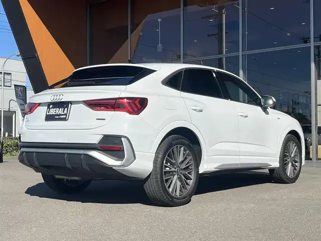 アウディ Ｑ３ SB 35TDIクワトロ Sライン 岐阜県 2021(令3)年 0.4万km パール 純正MMIナビゲーション/　Bluetooth　AM　FM/ベーシックパッケージ/・シートヒーター　フロント/・シート電動調整機能　フロント/・ステアリングホイール3スポークレザー/・マルチファンクションパドルシフトフラットボトム/・オートマチックテールゲート/・アウディホールドアシスト/・ランバーサポート4ウェイ　フロント/アシスタンスパッケージ/・アダプティブクルーズアシスト/・エマージェンシーアシスト/・ハイビームアシスト/・サイドアシスト/・リヤクロストラフィックアシスト/テクノロジーパッケージ/・スマートフォンインターフェース/・ワイヤレスチャージング/リアビューカメラ/サラウンドビューカメラ/LEDヘッドライト/純正19インチAW