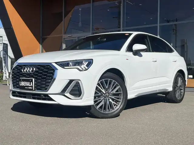 アウディ Ｑ３ SB 35TDIクワトロ Sライン 岐阜県 2021(令3)年 0.4万km パール 純正MMIナビゲーション/　Bluetooth　AM　FM/ベーシックパッケージ/・シートヒーター　フロント/・シート電動調整機能　フロント/・ステアリングホイール3スポークレザー/・マルチファンクションパドルシフトフラットボトム/・オートマチックテールゲート/・アウディホールドアシスト/・ランバーサポート4ウェイ　フロント/アシスタンスパッケージ/・アダプティブクルーズアシスト/・エマージェンシーアシスト/・ハイビームアシスト/・サイドアシスト/・リヤクロストラフィックアシスト/テクノロジーパッケージ/・スマートフォンインターフェース/・ワイヤレスチャージング/リアビューカメラ/サラウンドビューカメラ/LEDヘッドライト/純正19インチAW