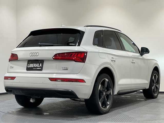 アウディ Ｑ５ ブラックエディション 新潟県 2018(平30)年 4万km グレイシアホワイトメタリック 限定250台/特別装備/・シングルフレームグリル/・フロントリップスポイラー/・エアインレット/・ウインドウモールディング/・サイドシル/・リヤディフューザー/・ブラックルーフレール/・エクステリアミラーハイグロスブラック/・マルチカラーアンビエントライティング/・20インチアルミホイール/・ブラックレザーシート/マトリクスLEDヘッドライト/バーチャルコックピット/全周囲カメラ/アウディサイドアシスト/アウディプレセンスリヤ/MMIナビゲーション/・フルセグ/CD/DVD/BT/AUX/USB/リアビューカメラ/アダプティブクルーズコントロール/パークアシスト/シートヒーター/ETC2.0