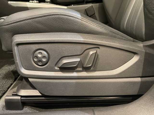 アウディ Ｑ５ ブラックエディション 新潟県 2018(平30)年 4万km グレイシアホワイトメタリック 限定250台/特別装備/・シングルフレームグリル/・フロントリップスポイラー/・エアインレット/・ウインドウモールディング/・サイドシル/・リヤディフューザー/・ブラックルーフレール/・エクステリアミラーハイグロスブラック/・マルチカラーアンビエントライティング/・20インチアルミホイール/・ブラックレザーシート/マトリクスLEDヘッドライト/バーチャルコックピット/全周囲カメラ/アウディサイドアシスト/アウディプレセンスリヤ/MMIナビゲーション/・フルセグ/CD/DVD/BT/AUX/USB/リアビューカメラ/アダプティブクルーズコントロール/パークアシスト/シートヒーター/ETC2.0