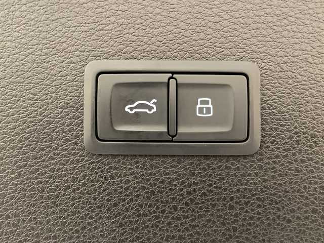 アウディ Ｑ５ ブラックエディション 新潟県 2018(平30)年 4万km グレイシアホワイトメタリック 限定250台/特別装備/・シングルフレームグリル/・フロントリップスポイラー/・エアインレット/・ウインドウモールディング/・サイドシル/・リヤディフューザー/・ブラックルーフレール/・エクステリアミラーハイグロスブラック/・マルチカラーアンビエントライティング/・20インチアルミホイール/・ブラックレザーシート/マトリクスLEDヘッドライト/バーチャルコックピット/全周囲カメラ/アウディサイドアシスト/アウディプレセンスリヤ/MMIナビゲーション/・フルセグ/CD/DVD/BT/AUX/USB/リアビューカメラ/アダプティブクルーズコントロール/パークアシスト/シートヒーター/ETC2.0