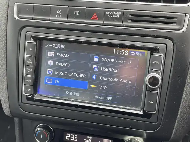 フォルクスワーゲン ポロ TSIコンフォートライン 群馬県 2016(平28)年 6.1万km ピュアホワイト 純正SDナビ/CD・DVD・SD/Bluetooth・フルセグ/バックカメラ/ビルトインETC/純正アルミホイール/純正フロアマット/レインセンサー/フォグランプ/取説・保証書/スマートキー