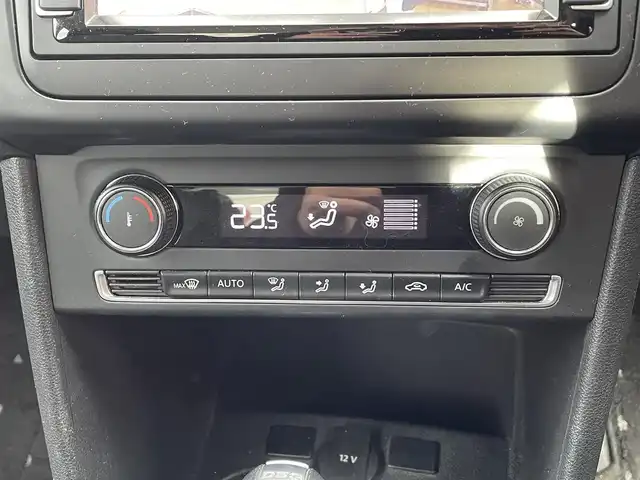 フォルクスワーゲン ポロ TSIコンフォートライン 群馬県 2016(平28)年 6.1万km ピュアホワイト 純正SDナビ/CD・DVD・SD/Bluetooth・フルセグ/バックカメラ/ビルトインETC/純正アルミホイール/純正フロアマット/レインセンサー/フォグランプ/取説・保証書/スマートキー