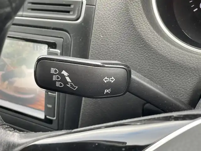 フォルクスワーゲン ポロ TSIコンフォートライン 群馬県 2016(平28)年 6.1万km ピュアホワイト 純正SDナビ/CD・DVD・SD/Bluetooth・フルセグ/バックカメラ/ビルトインETC/純正アルミホイール/純正フロアマット/レインセンサー/フォグランプ/取説・保証書/スマートキー