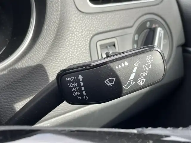 フォルクスワーゲン ポロ TSIコンフォートライン 群馬県 2016(平28)年 6.1万km ピュアホワイト 純正SDナビ/CD・DVD・SD/Bluetooth・フルセグ/バックカメラ/ビルトインETC/純正アルミホイール/純正フロアマット/レインセンサー/フォグランプ/取説・保証書/スマートキー