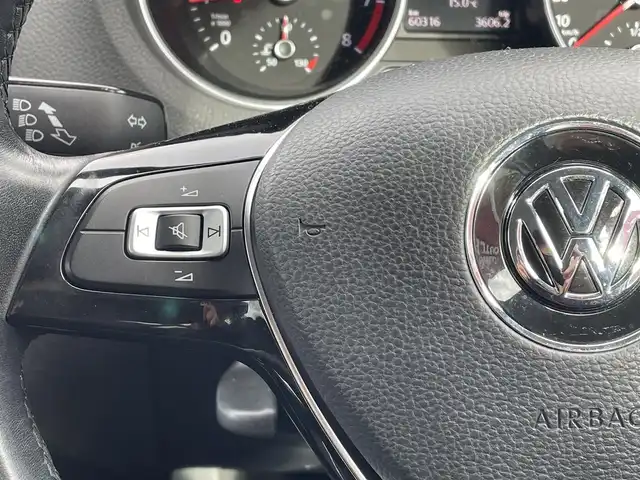 フォルクスワーゲン ポロ TSIコンフォートライン 群馬県 2016(平28)年 6.1万km ピュアホワイト 純正SDナビ/CD・DVD・SD/Bluetooth・フルセグ/バックカメラ/ビルトインETC/純正アルミホイール/純正フロアマット/レインセンサー/フォグランプ/取説・保証書/スマートキー