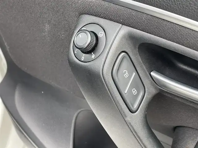 フォルクスワーゲン ポロ TSIコンフォートライン 群馬県 2016(平28)年 6.1万km ピュアホワイト 純正SDナビ/CD・DVD・SD/Bluetooth・フルセグ/バックカメラ/ビルトインETC/純正アルミホイール/純正フロアマット/レインセンサー/フォグランプ/取説・保証書/スマートキー