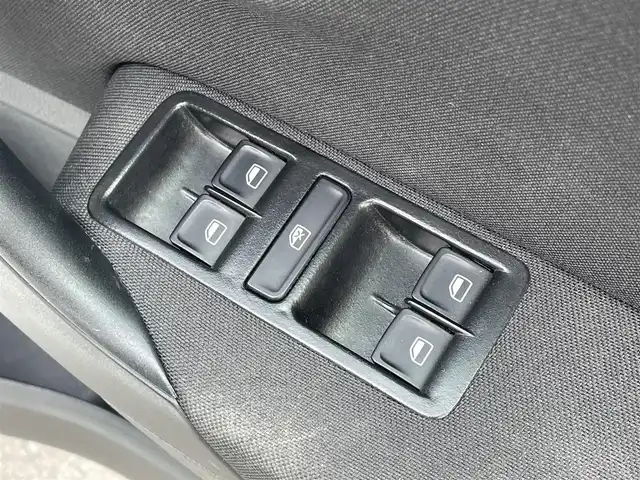 フォルクスワーゲン ポロ TSIコンフォートライン 群馬県 2016(平28)年 6.1万km ピュアホワイト 純正SDナビ/CD・DVD・SD/Bluetooth・フルセグ/バックカメラ/ビルトインETC/純正アルミホイール/純正フロアマット/レインセンサー/フォグランプ/取説・保証書/スマートキー