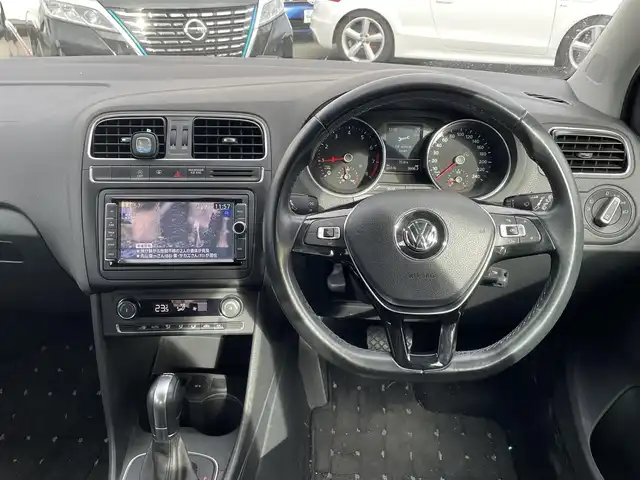 フォルクスワーゲン ポロ TSIコンフォートライン 群馬県 2016(平28)年 6.1万km ピュアホワイト 純正SDナビ/CD・DVD・SD/Bluetooth・フルセグ/バックカメラ/ビルトインETC/純正アルミホイール/純正フロアマット/レインセンサー/フォグランプ/取説・保証書/スマートキー