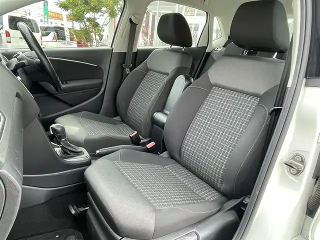 フォルクスワーゲン ポロ TSIコンフォートライン 群馬県 2016(平28)年 6.1万km ピュアホワイト 純正SDナビ/CD・DVD・SD/Bluetooth・フルセグ/バックカメラ/ビルトインETC/純正アルミホイール/純正フロアマット/レインセンサー/フォグランプ/取説・保証書/スマートキー