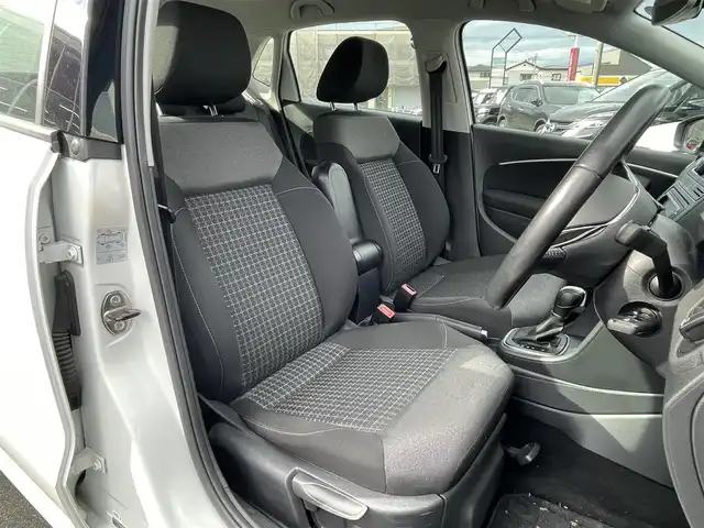 フォルクスワーゲン ポロ TSIコンフォートライン 群馬県 2016(平28)年 6.1万km ピュアホワイト 純正SDナビ/CD・DVD・SD/Bluetooth・フルセグ/バックカメラ/ビルトインETC/純正アルミホイール/純正フロアマット/レインセンサー/フォグランプ/取説・保証書/スマートキー