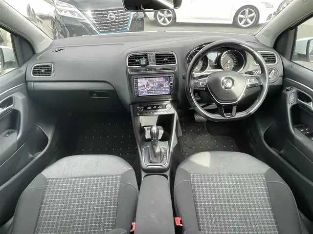 フォルクスワーゲン ポロ TSIコンフォートライン 群馬県 2016(平28)年 6.1万km ピュアホワイト 純正SDナビ/CD・DVD・SD/Bluetooth・フルセグ/バックカメラ/ビルトインETC/純正アルミホイール/純正フロアマット/レインセンサー/フォグランプ/取説・保証書/スマートキー